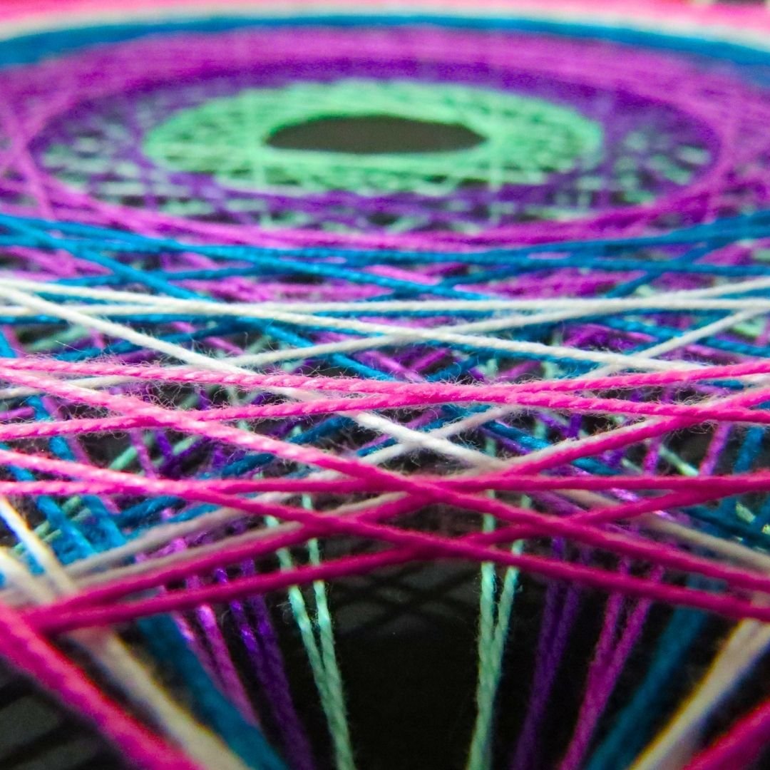 Detalle de hilos de colores en Hilomandala
