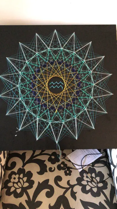 Peça de string art da Fractalería
