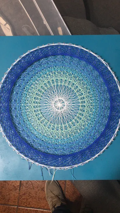Peça de string art da Fractalería