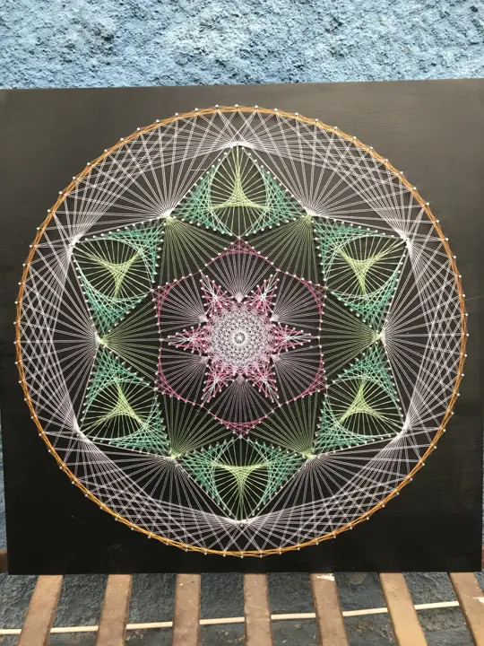 Peça de string art da Fractalería