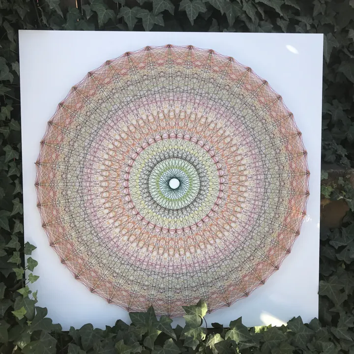 Peça de string art da Fractalería