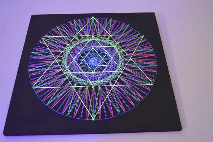 Peça de string art da Fractalería