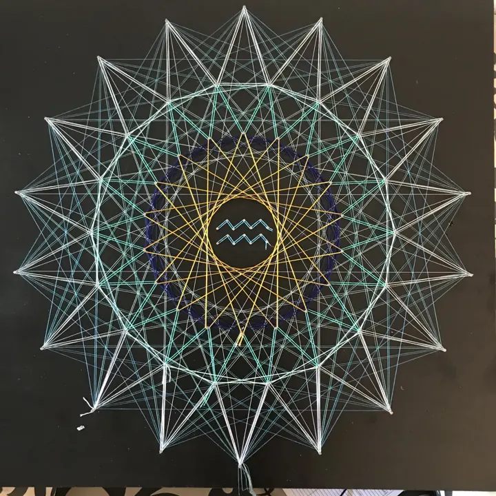 Peça de string art da Fractalería