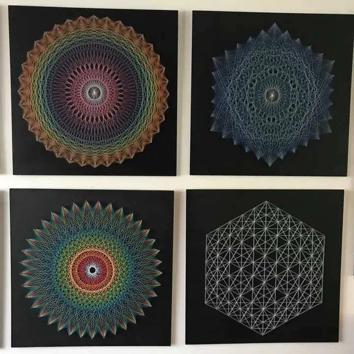 Peça de string art da Fractalería