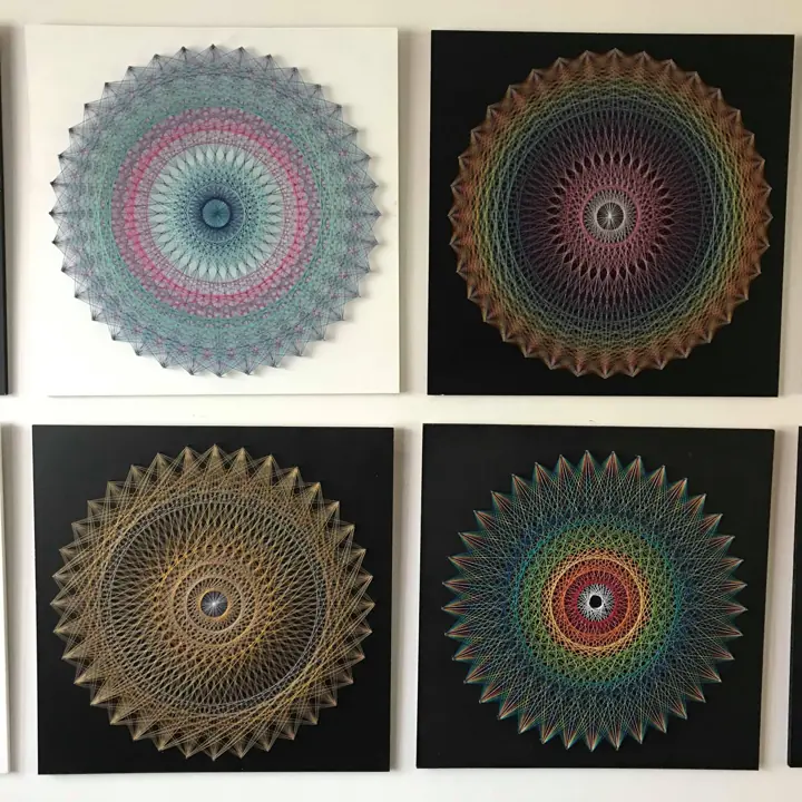 Peça de string art da Fractalería