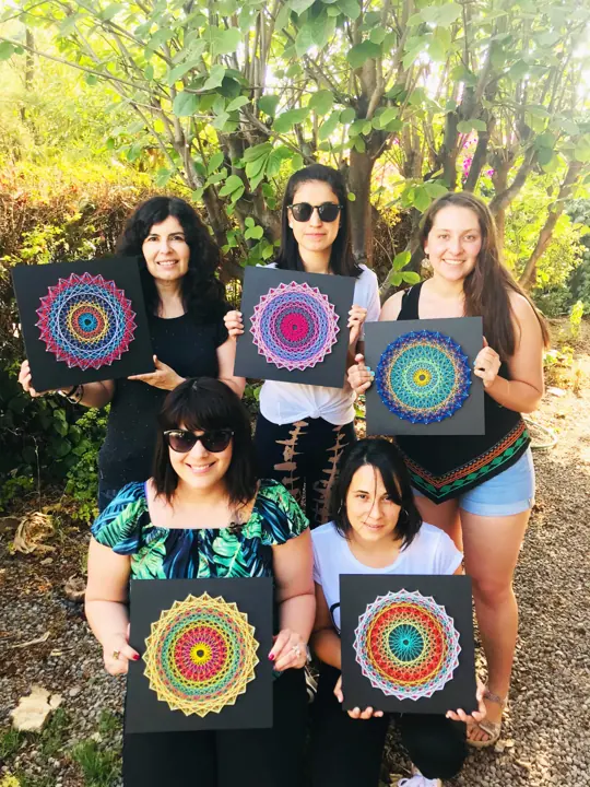 Grupo de un taller de string art de Fractalería con sus piezas