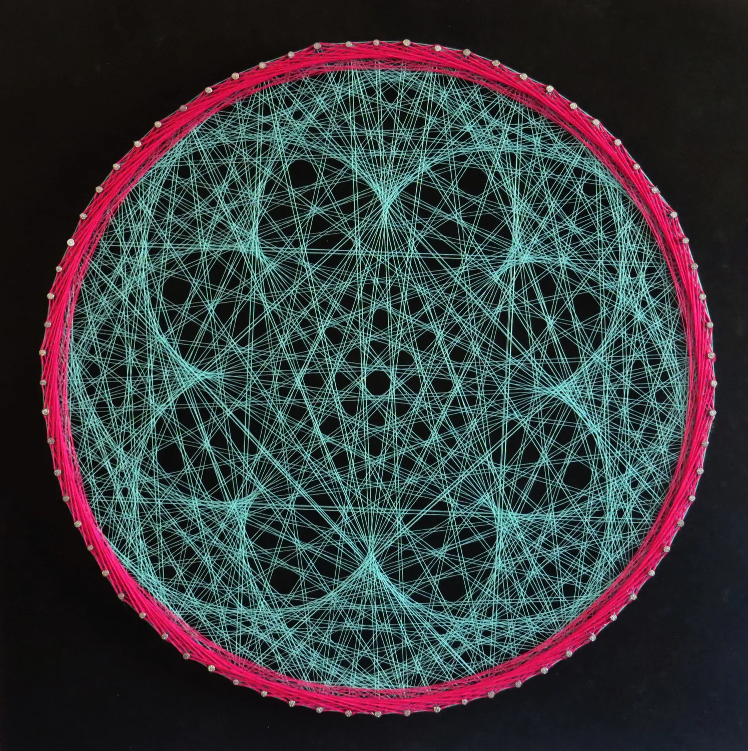 Flor de Venus en string art, obra terminada