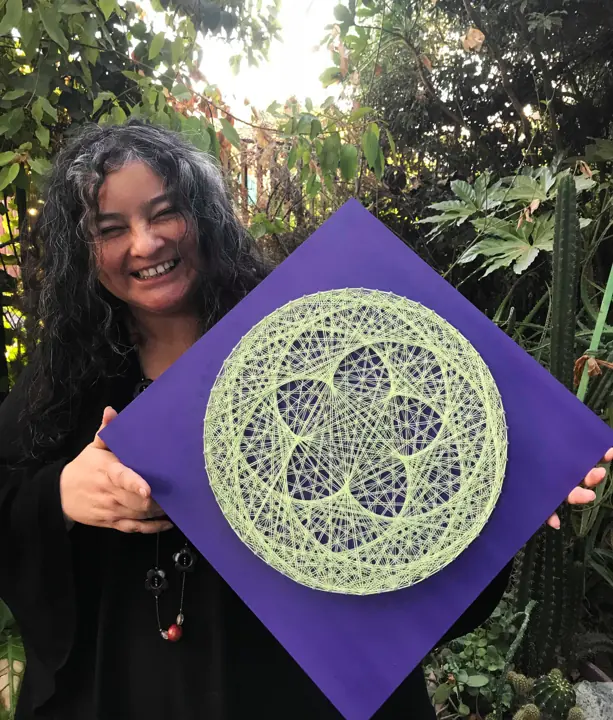 Flor de Venus en string art, tejido en un curso de Fractalería
