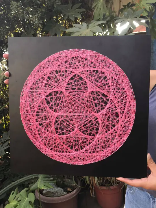 Flor de Venus en string art, obra terminada