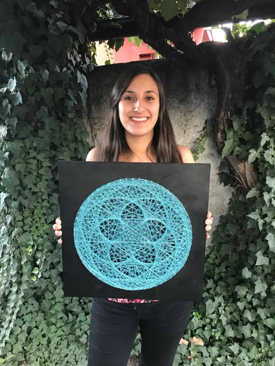 Flor de Venus en string art, tejido en un curso de Fractalería