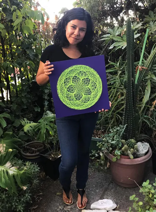 Flor de Venus en string art, tejido en un curso de Fractalería