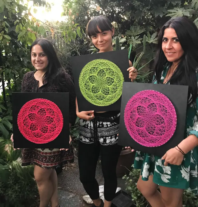 Flor de Venus en string art, tejido en un curso de Fractalería