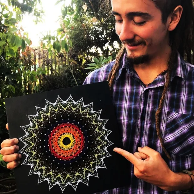 Geometría sagrada tejida por un alumno