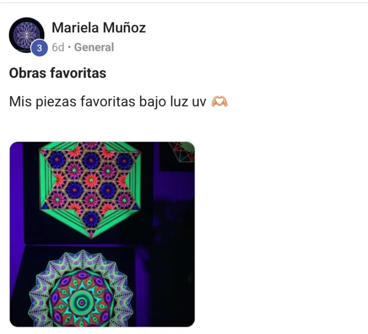 Alumna mostrando sus piezas de hilomandala bajo luz ultravioleta